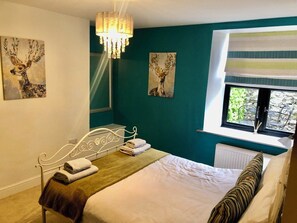 3 dormitorios, tabla de planchar con plancha, cuna de viaje