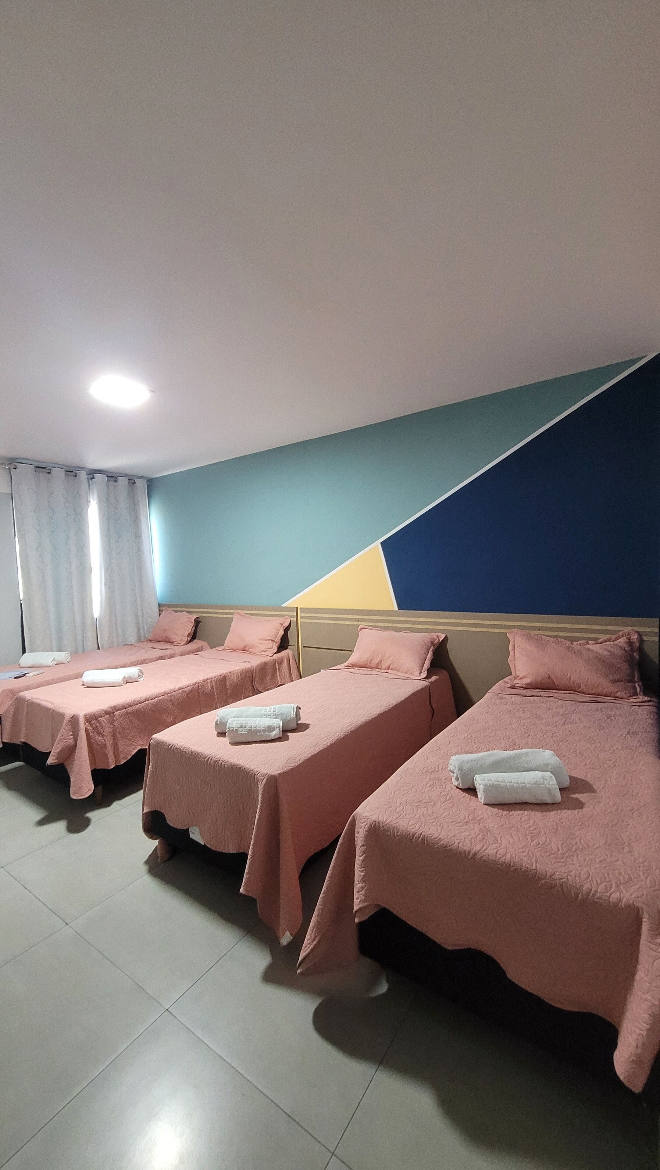 Firemannsrom | Minibar, individuelt dekorert, skrivebord og skrivebord for bærbar PC