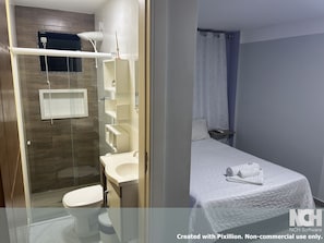 Habitación triple básica | Baño | Artículos de higiene personal gratuitos, toallas, jabón y champú