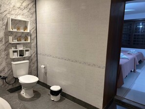 Quarto família | Banheiro | Produtos de toalete grátis, toalhas de banho, sabonete, shampoo
