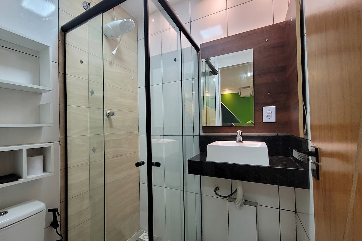 Habitación triple | Minibar, decoración individual, escritorio