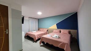 Habitación cuádruple | Minibar, decoración personalizada y escritorio