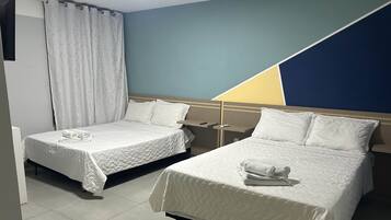 Minibar, didekorasi berbeda-beda, dan meja kerja