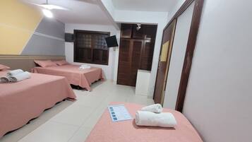 Habitación familiar | Minibar, decoración individual, escritorio