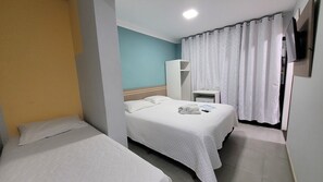 Chambre Triple | Minibar, décoration personnalisée, bureau