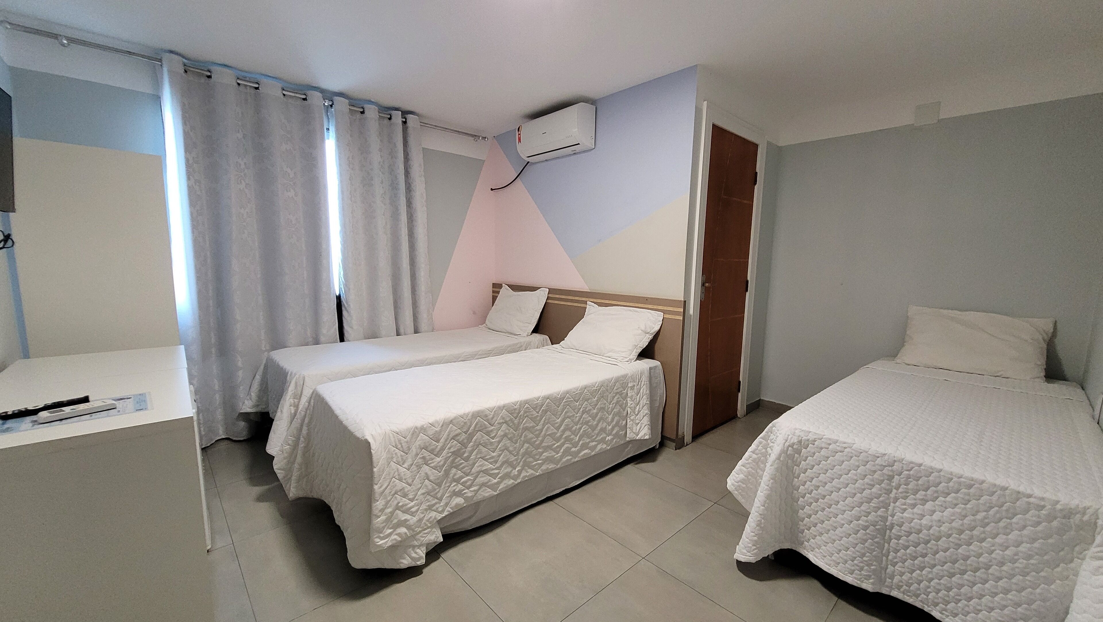 Habitación cuádruple | Minibar, decoración individual, escritorio