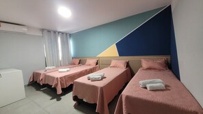 Chambre Quadruple | Minibar, décoration personnalisée, bureau