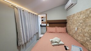 Minibar, decoración personalizada y escritorio 