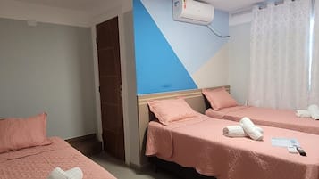 Minibar, decoración personalizada y escritorio