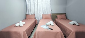 Quintuplet Room | Minibar, individually decorated, desk, laptop workspace -  Pousada Sol e Descanso by Easy Hotéis (Arraial do Cabo)