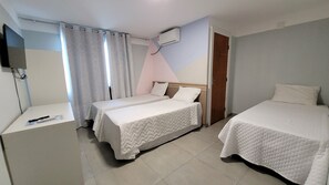 Minibar, decoración personalizada y escritorio 