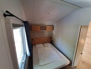 2 chambres, lit de bébé portatif