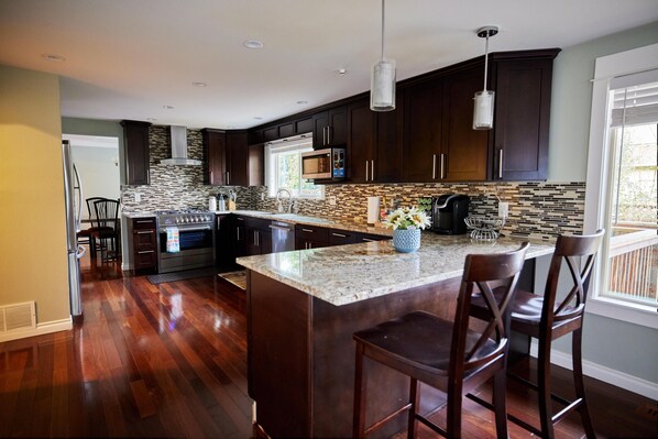 Kjøleskap, mikrobølgeovn, ovn og kokeplater