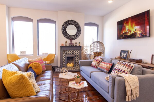 Smart TV, books - Fabulous Mid-Century Loft In <3 of BHM (Birmingham)