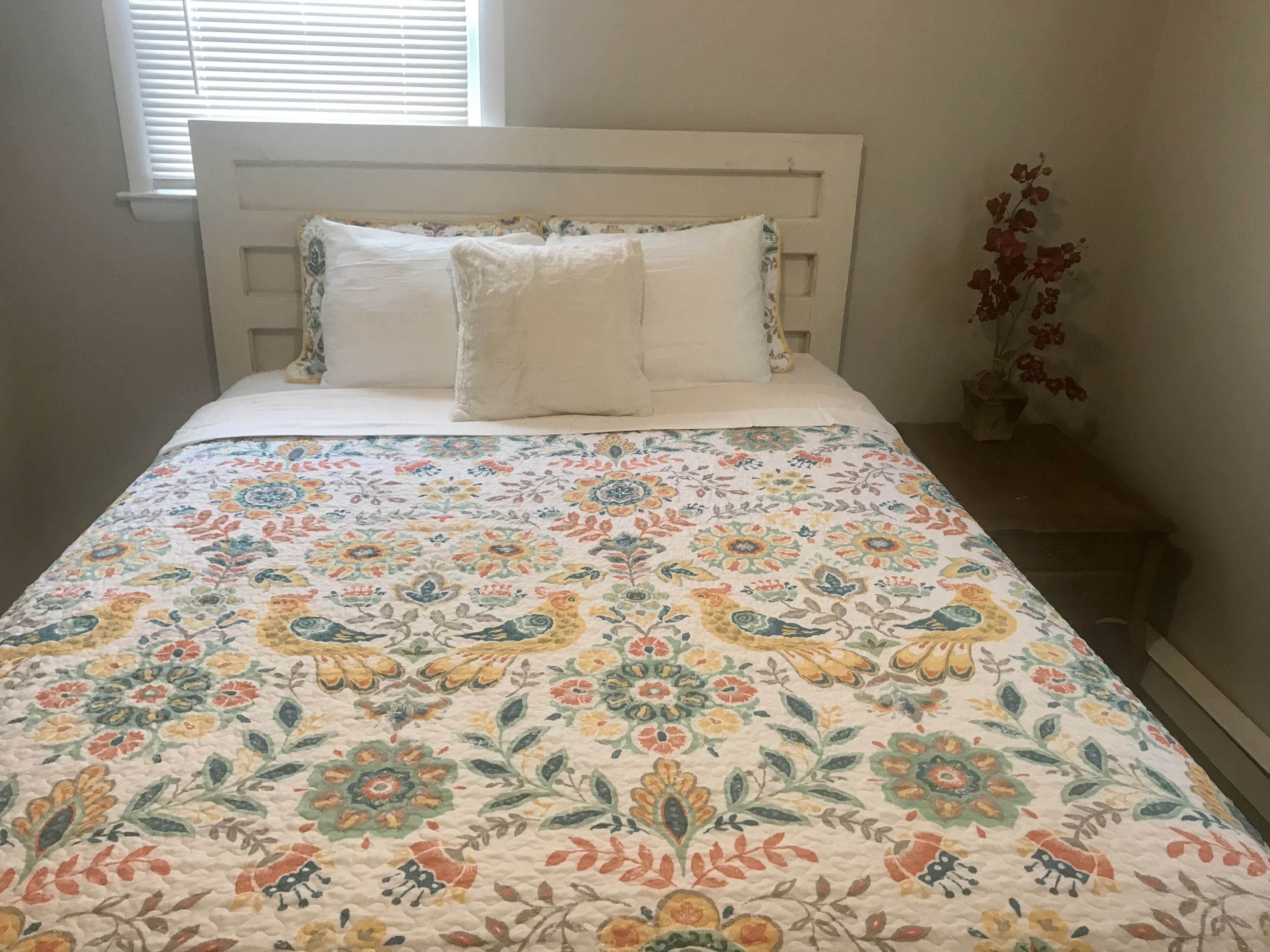 Private bedroom in peaceful home, located 15 minutes from University of Kentucky