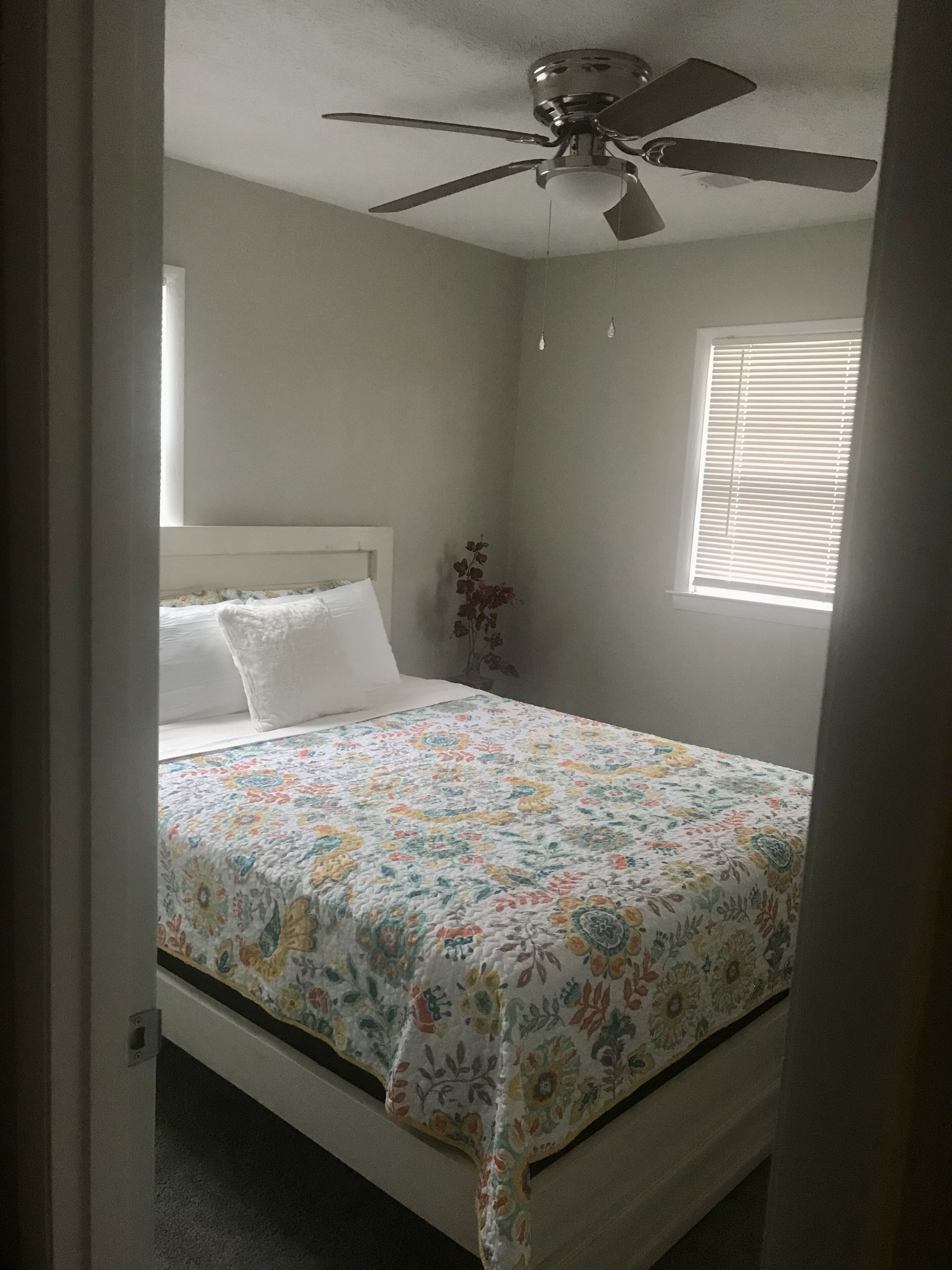 Private bedroom in peaceful home, located 15 minutes from University of Kentucky