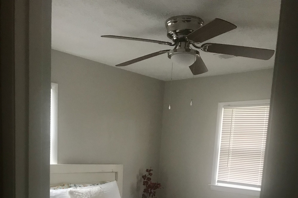 Private bedroom in peaceful home, located 15 minutes from University of Kentucky