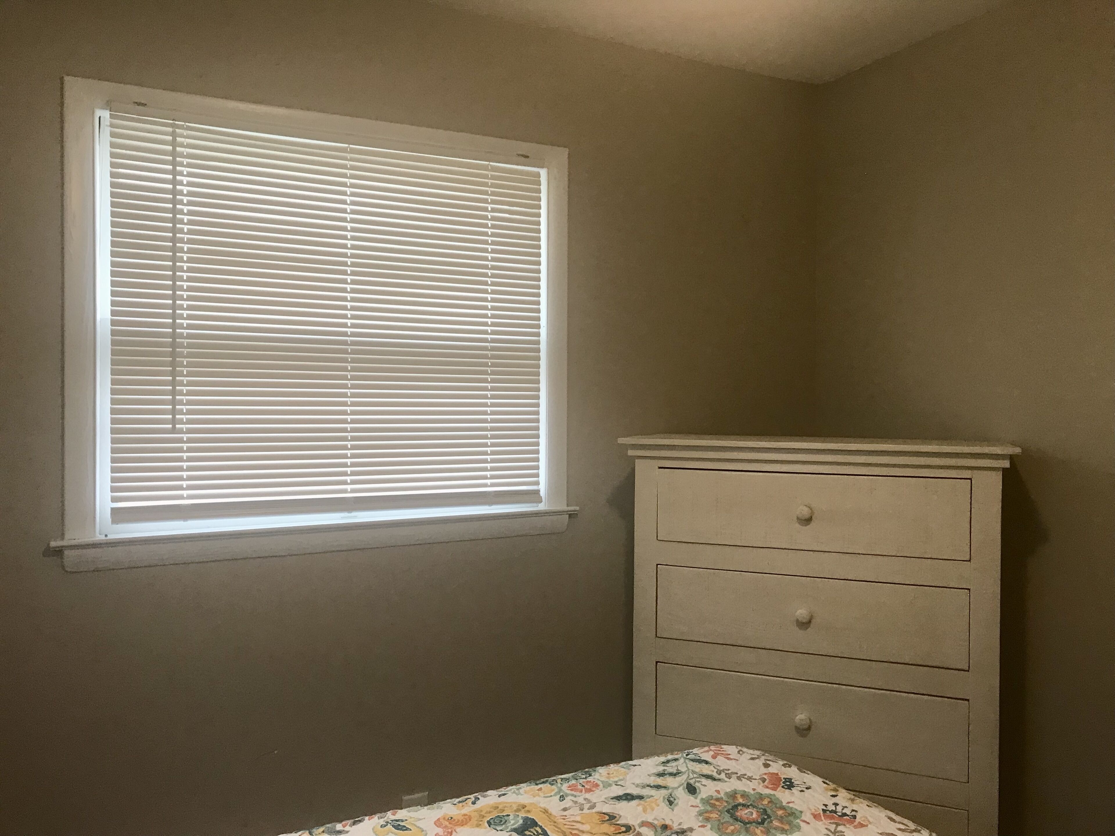 Private bedroom in peaceful home, located 15 minutes from University of Kentucky