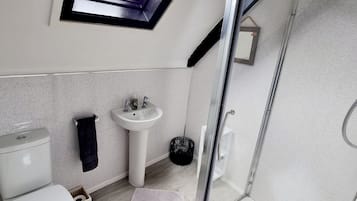 Douche, séchoir à cheveux, serviettes fournies, savon