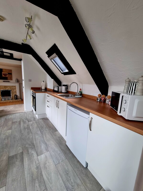 Private kitchen - COZY STUNNNG TOWN CENTRE APARTMENT (ceredigion)