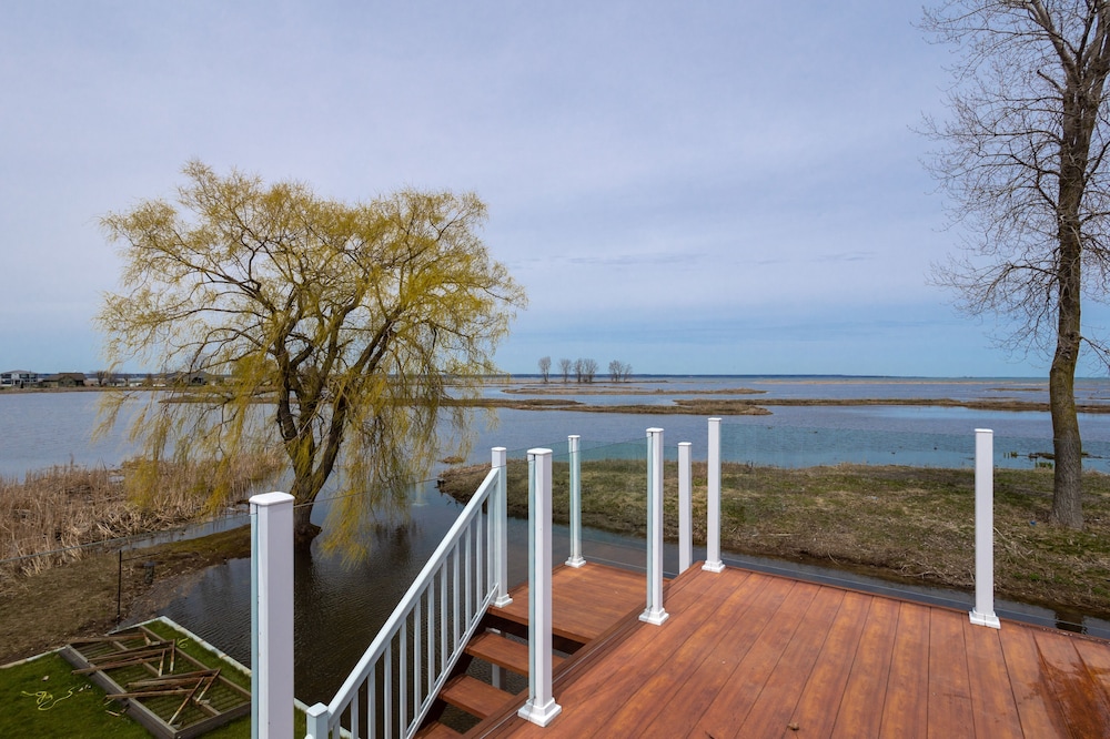 Family Cottage with breaktaking views of Lake Erie