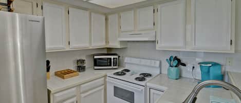 Refrigerador, microondas, horno, placa de cocina