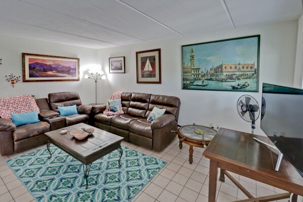Smart TV - Great Condo in the Middle of it ALL! (South Padre Island)