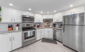 冰箱、微波炉、烤箱、炉灶