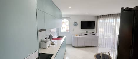 Frigorífico, microondas, horno y placa de cocina