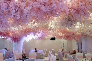 Un espacio interior para eventos, con mesas y sillas dispuestas.