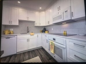 Frigorífico, microondas, horno y placa de cocina