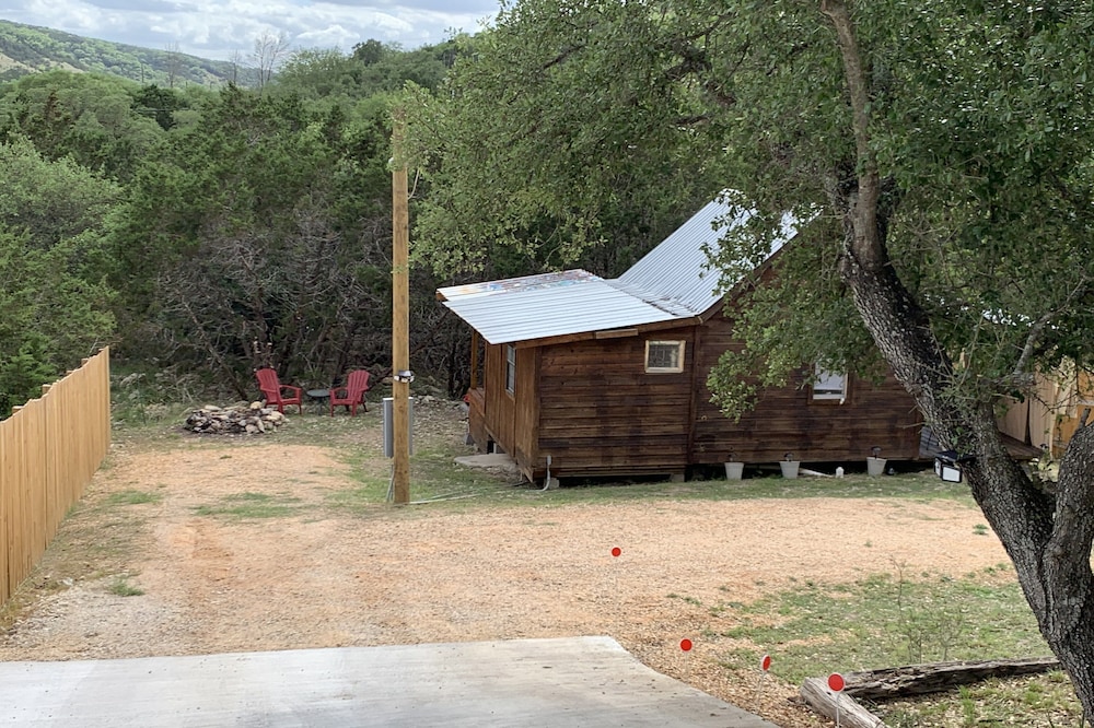 ❤️Romantic Canyon Lake Cabin:Hot Tub/ Dog friendly/2m Whitewater/Concierge/Pool