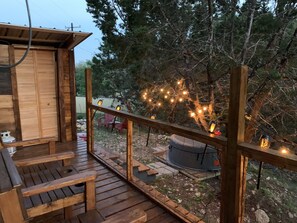 Una terraza de madera con un banco y un jacuzzi.