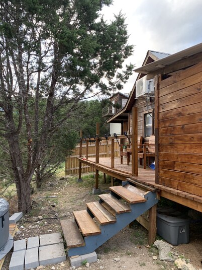 Romantic Cabin: Hot Tub, Pet friendly, 2m Whitewater, Concierge, Private driver