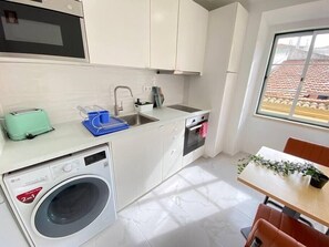 Kylskåp, mikrovågsugn, ugn och spishäll