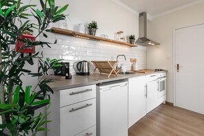 Kjøleskap, mikrobølgeovn, ovn og kokeplater