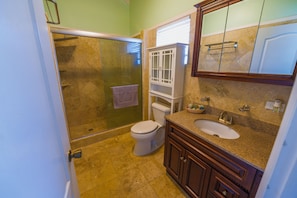 Suihku, hiustenkuivaaja, pyyhkeet