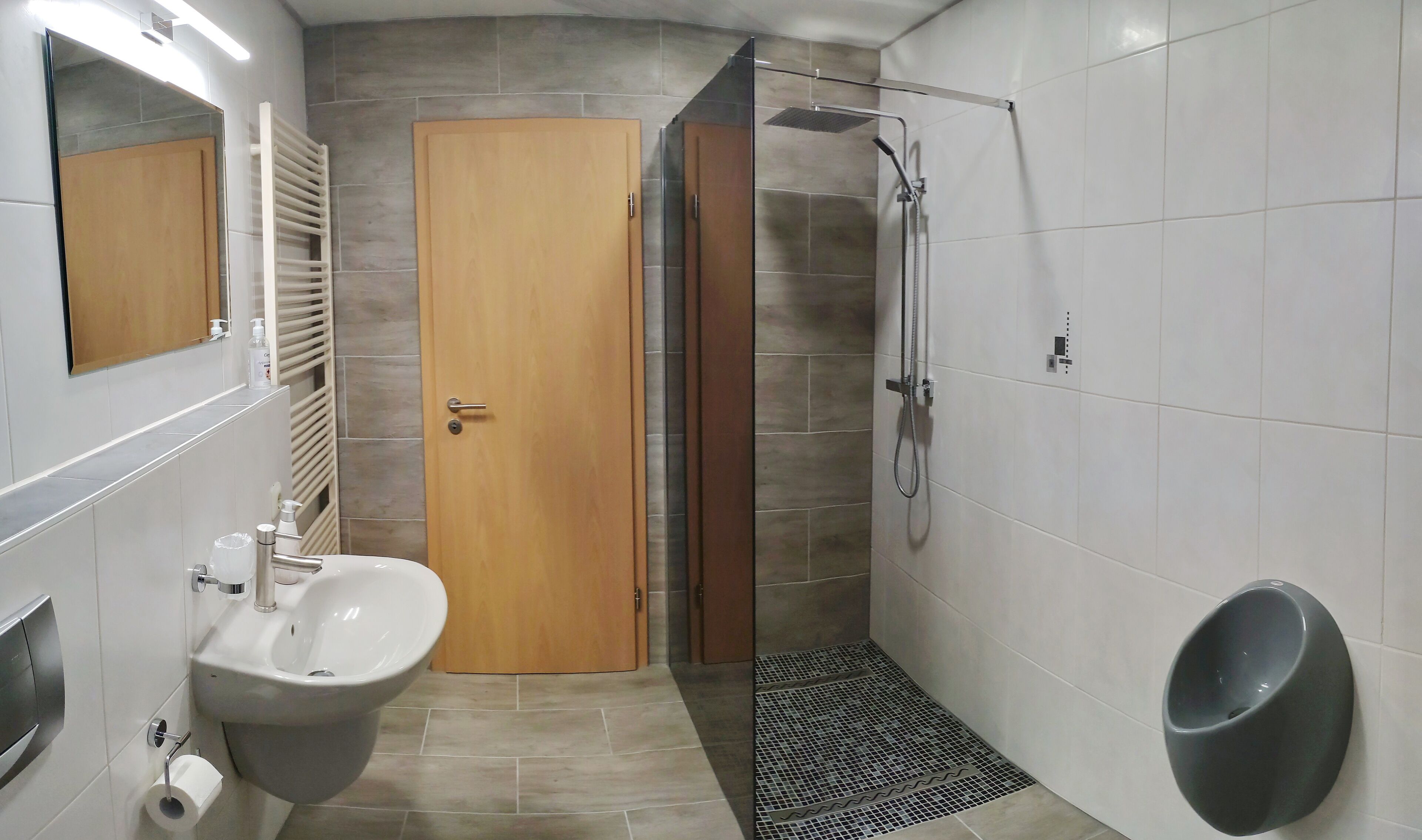Dusche, Haartrockner, Handtücher, Toilettenpapier