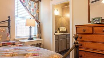 2 bedrooms, desk, iron/ironing board, WiFi