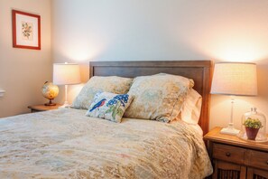 2 bedrooms, desk, iron/ironing board, WiFi