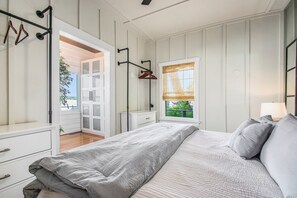 3 bedrooms, desk, free WiFi, bed sheets - Amazing Lake House - beautiful clear lake - 2 hours from Chicago! (Sturgis)