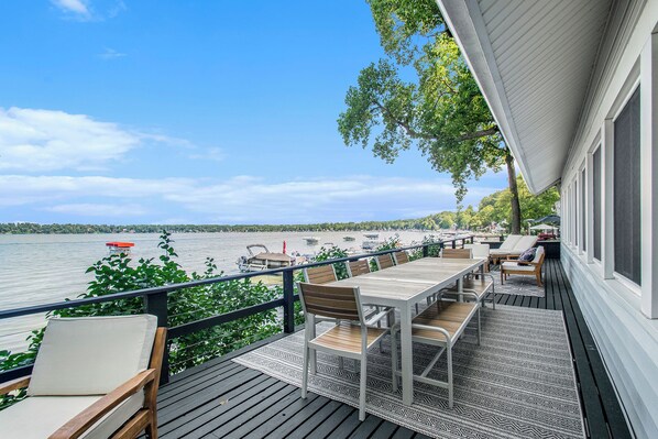 Outdoor dining - Amazing Lake House - beautiful clear lake - 2 hours from Chicago! (Sturgis)