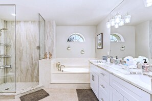 Badewanne, Haartrockner, Handtücher