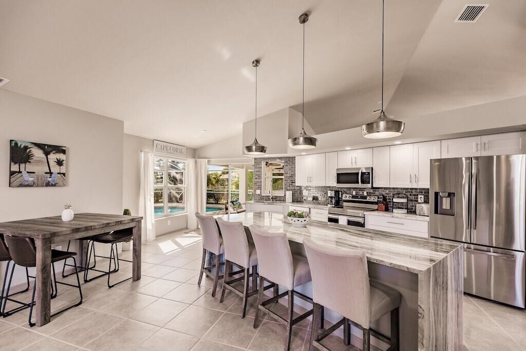 冷蔵庫、電子レンジ、オーブン、コンロ