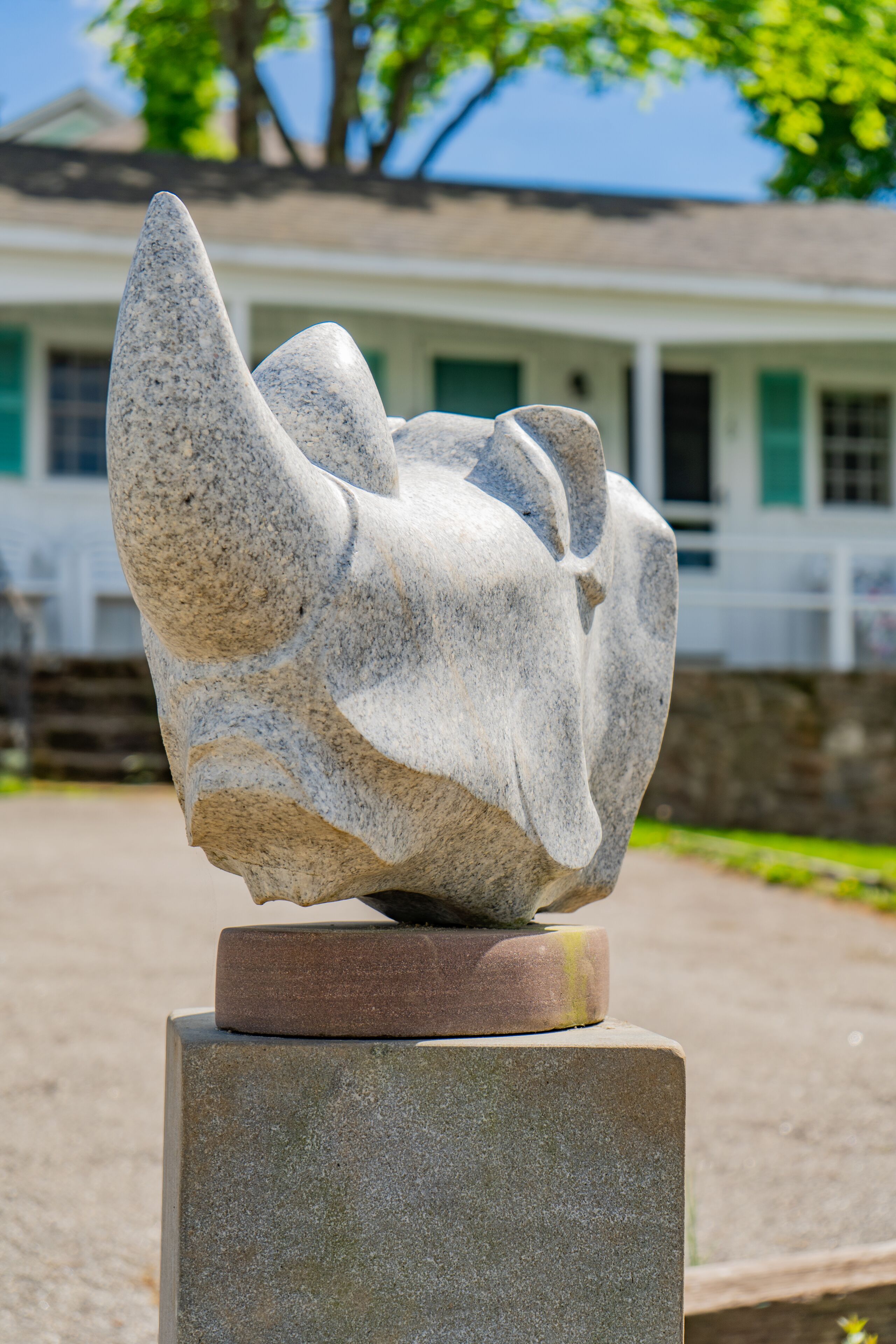 Una scultura in pietra raffigurante un rinoceronte su un piedistallo.