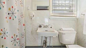 Combined shower/tub, hair dryer, towels - Mid-Town Motel (Boothbay Harbor)