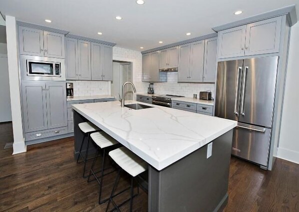 Villa - flere senge - terrasse - udsigt til pool | Privat køkken | Køleskab, mikrobølgeovn, kogeplade, opvaskemaskine