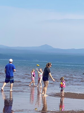 Playa en los alrededores y camastros 