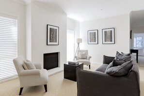 Living area - BASK Palm Beach 1min walk to beach
Weekly rates available (Palm Beach)