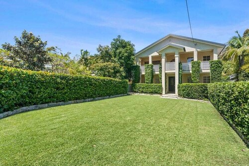 BASK Palm Beach 1min walk to beach
Weekly rates available